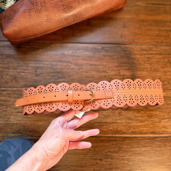 Banana Republic Scalloped Belt in Tan - Picture 3 of 7